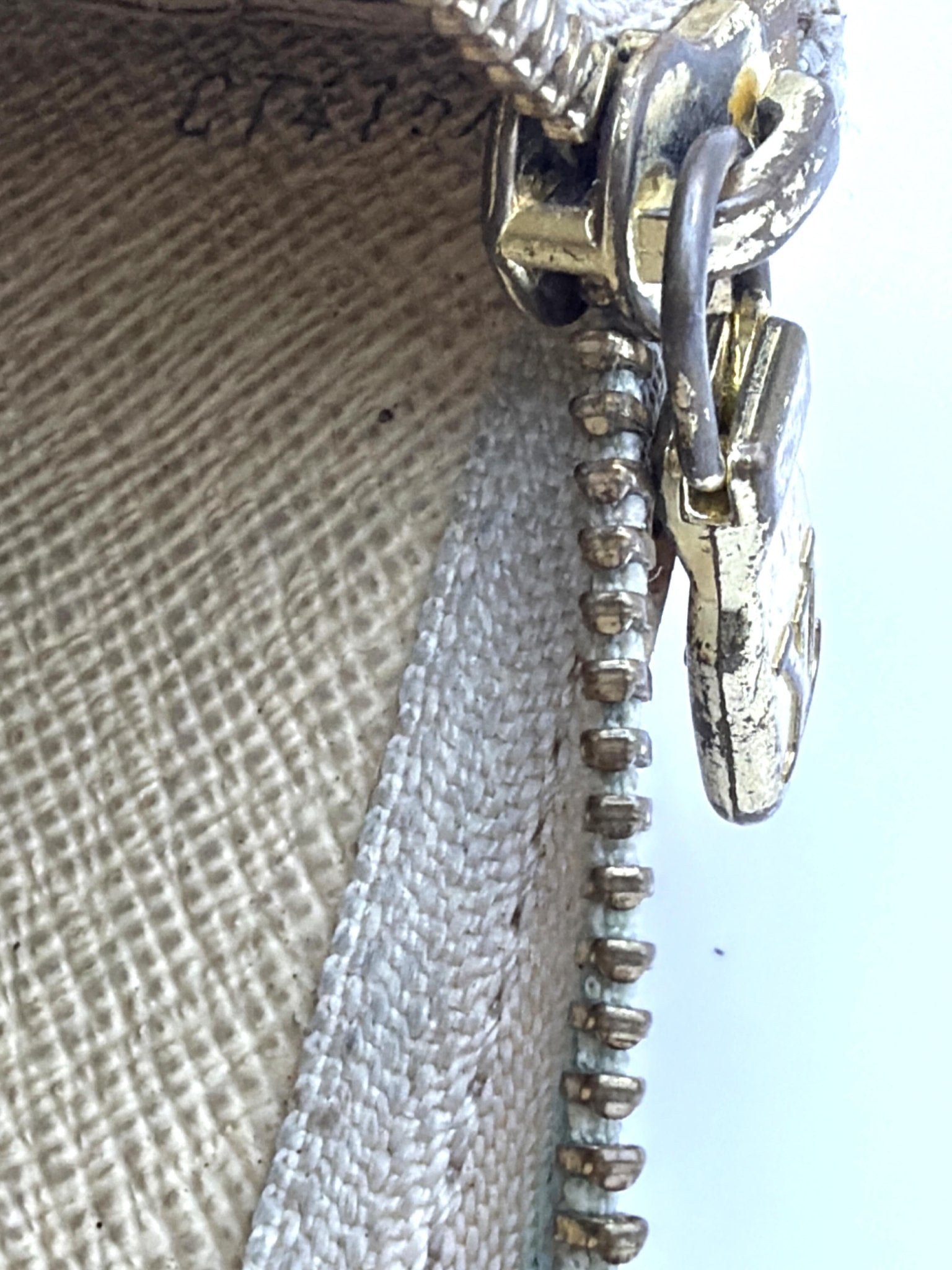 Louis Vuitton Damier Azur Key Pouch / Cles – Authentic – Made in France – CT4137 - Resale Thrift Boutique LLC.